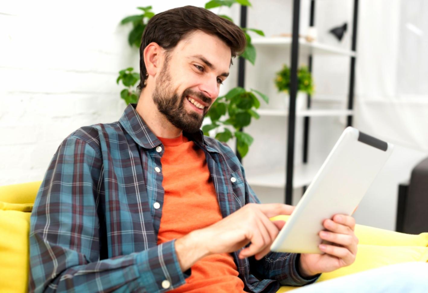 Profesional analizando datos financieros en entorno de trabajo moderno
